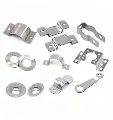 Verschiedene Metallbeschläge und Halterungen in unterschiedlichen Formen und Größen.