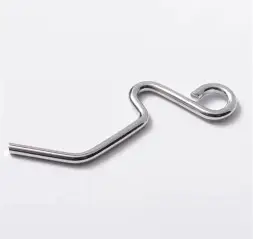 Ein silberner Metallclip mit einer geschwungenen Form.